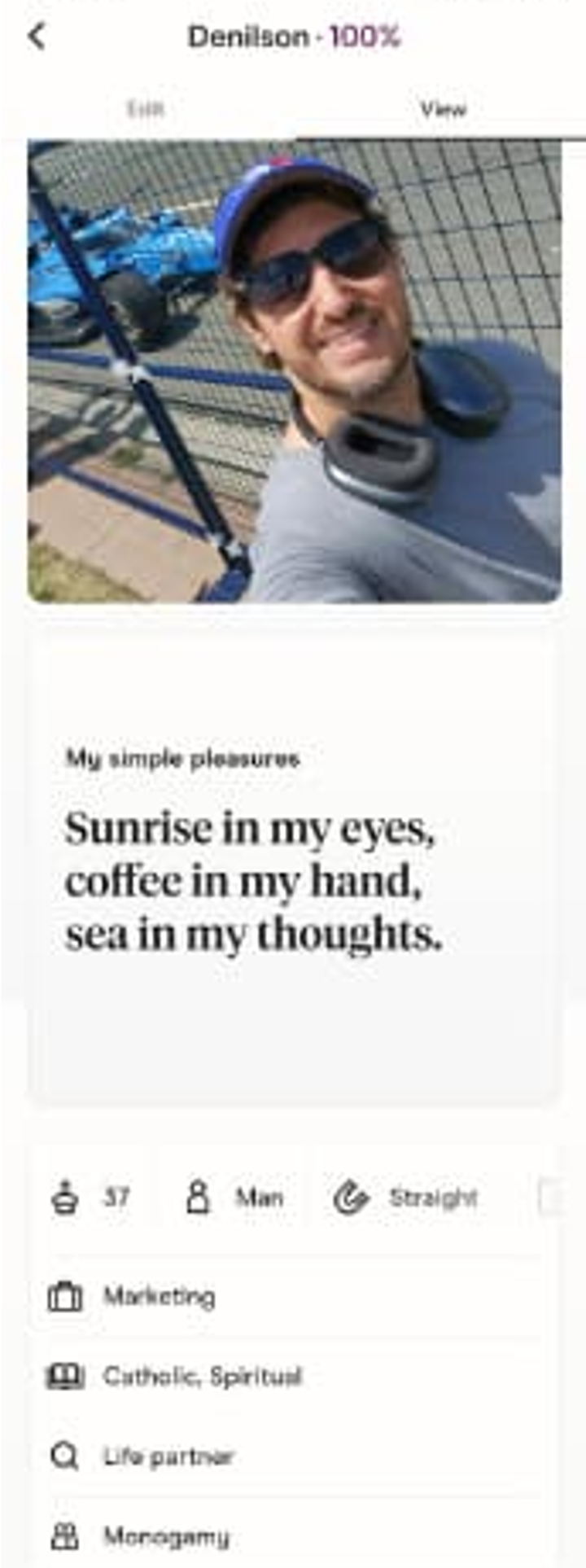 Denilson's Hinge profile, with a racetrack photo and a prompt about simple pleasures